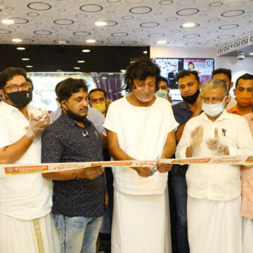 കസ്റ്റമറെ റോൾസ് റോയ്സിൽ വീട്ടിലെത്തിക്കാൻ ഡ്രൈവറായി ബോബി ചെമ്മണൂർ